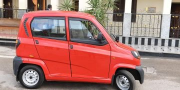 وزيرا “الإنتاج الحربي” و”الصناعة” يتفقدان نموذج لمركبة بديلة للتوكتوك