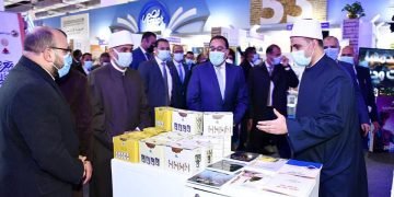 رئيس الوزراء يتفقد جناح المجلس الأعلى للشئون الإسلامية بمعرض الكتاب