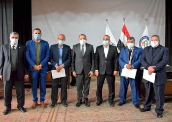 مجلس جامعة بنى سويف يكرم أعضاء الجهاز الإداري ممن بلغوا السن القانونية خلال يناير