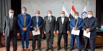 مجلس جامعة بنى سويف يكرم أعضاء الجهاز الإداري ممن بلغوا السن القانونية خلال يناير