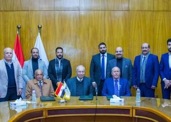 اقتصادية قناة السويس توقع عقود محلية وأجنبية لأعمال الأرصفة الجديدة