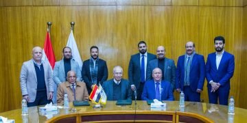 اقتصادية قناة السويس توقع عقود محلية وأجنبية لأعمال الأرصفة الجديدة