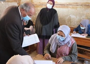 إحالة طالبين حاولا استخدام المحمول في الغش ورئيس لجنة للتحقيق لمخالفة التعليمات الوزارية أثناء امتحانات الإعدادية