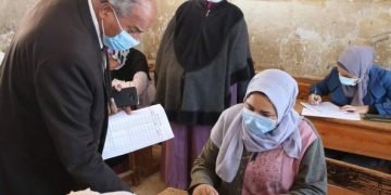 إحالة طالبين حاولا استخدام المحمول في الغش ورئيس لجنة للتحقيق لمخالفة التعليمات الوزارية أثناء امتحانات الإعدادية