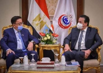 وزير التعليم العالي والقائم بعمل وزير الصحة يبحث مع السفير الكازاخستاني لدى مصر سبل التعاون بين البلدين في مجال تصنيع اللقاحات المضادة لفيروس كورونا