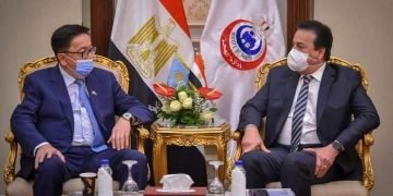 وزير التعليم العالي والقائم بعمل وزير الصحة يبحث مع السفير الكازاخستاني لدى مصر سبل التعاون بين البلدين في مجال تصنيع اللقاحات المضادة لفيروس كورونا