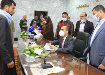 محافظ سوهاج والقيادات يلتقون 125 مواطن لبحث مطالبهم وحل شكواهم