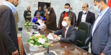 محافظ سوهاج والقيادات يلتقون 125 مواطن لبحث مطالبهم وحل شكواهم