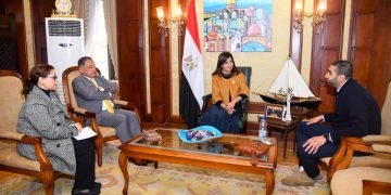 وزيرة الهجرة تلتقي إمام الجمعية المصرية بملبورن الأسترالية الحائز على جائزة التعددية الثقافية