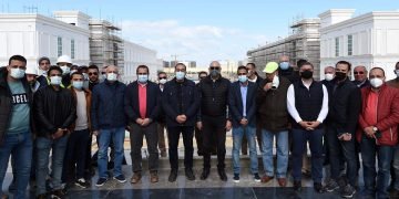 رئيس الوزراء يتفقد نماذج تشطيبات الأبراج الشاطئية ويزور المدينة التراثية بالعلمين الجديدة