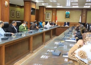 نائب محافظ سوهاج يجتمع بإدارات خدمة المواطنين على مستوى المحافظة