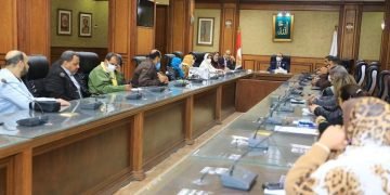 نائب محافظ سوهاج يجتمع بإدارات خدمة المواطنين على مستوى المحافظة