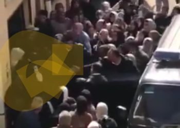 معلمة تخرج من لجنة الإمتحان فى حراسة الشرطة وأهالى الطالبات” هنقطعها “