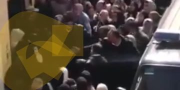 معلمة تخرج من لجنة الإمتحان فى حراسة الشرطة وأهالى الطالبات” هنقطعها “