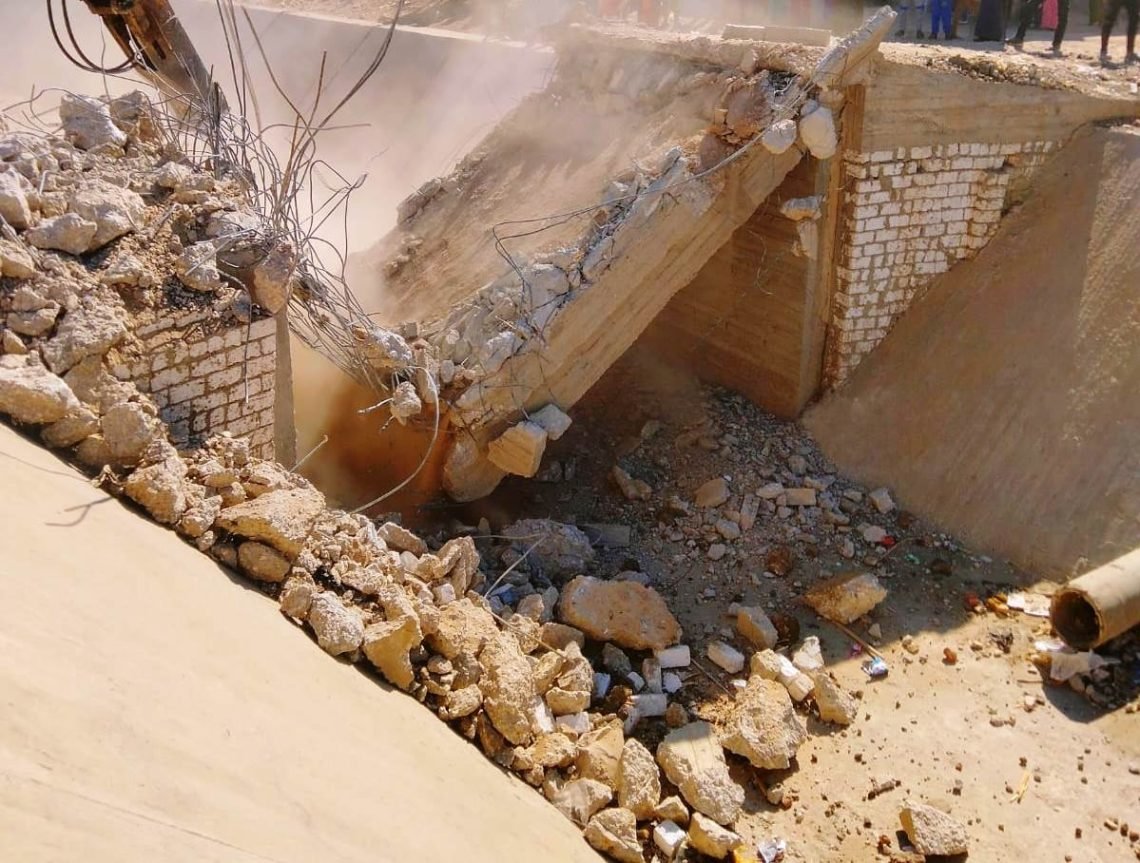 إزالة 18 كوبري مخالف على ترعة قاو بنطاق هندسة ري طهطا