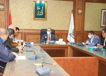 القاضى .. يعقد اجتماعا مع لجنة استرداد أراضي أملاك الدولة