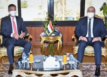 وزير الطيران المدني يبحث أوجه التعاون مع رئيس الهيئة القومية للبريد