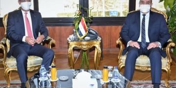 وزير الطيران المدني يبحث أوجه التعاون مع رئيس الهيئة القومية للبريد