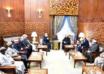 وفد من وزراء الشئون الإسلامية والمفتين وكبار العلماء المشاركين في مؤتمر “عقد المواطنة” في زيارة للإمام الأكبر