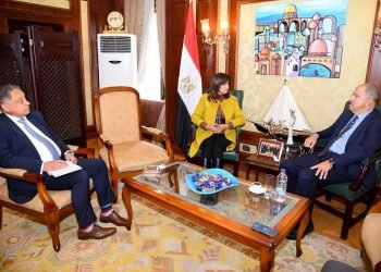 وزيرة الهجرة تستقبل رئيس اتحاد الصناعات لبحث الاستعدادات الجارية لـ “مؤتمر مصر تستطيع بالصناعة”