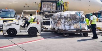 عبد الغفار : استقبال مليونين و158 ألف جرعة من لقاح «فايزر» بمطار القاهرة الدولي