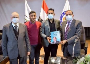 رئيس جامعة بني سويف يلتقي بأعضاء اتحادات الطلاب ورئيس الاتحاد يهديه كتاب ” السيسي أمل وطن”