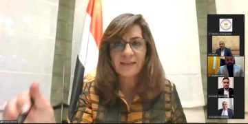 وزيرة الهجرة تتواصل عبر “زووم” مباشرة مع مصريين خلال عبورهم  من الحدود الأوكرانية الي الرومانية