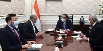 رئيس الوزراء يلتقى محافظ البنك المركزى لمتابعة الموقف فى ضوء المستجدات العالمية وأحداث الأزمة الروسية – الأوكرانية