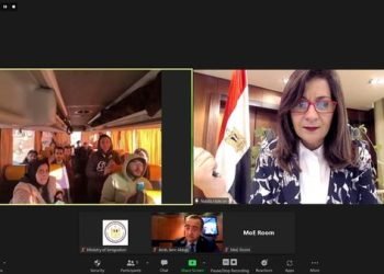 وزيرة الهجرة تتابع إجلاء مصريين من كييف بحافلات