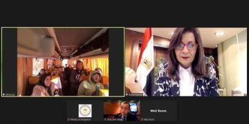 وزيرة الهجرة تتابع إجلاء مصريين من كييف بحافلات