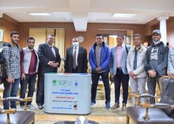 تحت عنوان ” كن عصرياً وصديقاً للبيئة” رئيس جامعة بني سويف يلتقي بفريق عمل مشروع إدارة المخلفات الإلكترونية لشباب الجامعات