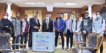 تحت عنوان ” كن عصرياً وصديقاً للبيئة” رئيس جامعة بني سويف يلتقي بفريق عمل مشروع إدارة المخلفات الإلكترونية لشباب الجامعات