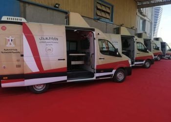 وزراة التخطيط والتنمية الاقتصادية تواصل تسليم سيارات المراكز التكنولوجية المتنقلة لمصلحة الشهر العقاري