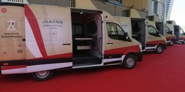 وزراة التخطيط والتنمية الاقتصادية تواصل تسليم سيارات المراكز التكنولوجية المتنقلة لمصلحة الشهر العقاري