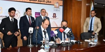 وزير الشباب والرياضة ورئيس مجلس إدارة الأهرام يشهدان عقد تسويق جائزة «The First»
