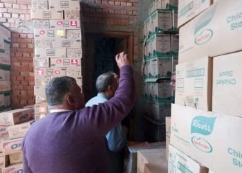 ضبط 55 طن دقيق فاخر و14 ألف زجاجة زيت طعام ببني سويف