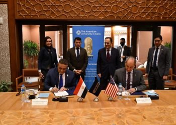 وزير الشباب والرياضة  ورئيس الجامعة الأمريكية بالقاهرة يشهدان توقيع بروتوكول لإستضافة ملاعب الجامعة لبطولة كأس العالم للخماسى الحديث