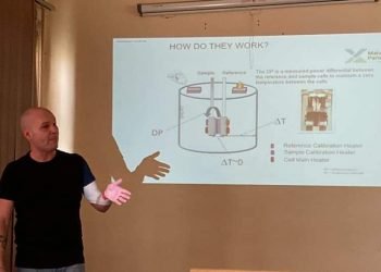 كلية الصيدلة جامعة حلوان تعزز معامل مركز التميز العلمي بتقنية جديدة