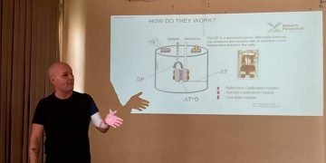 كلية الصيدلة جامعة حلوان تعزز معامل مركز التميز العلمي بتقنية جديدة