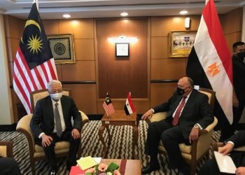 وزير الخارجية يسلم رسالة موجهة من الرئيس  إلى رئيس الوزراء الماليزي حول العلاقات الثنائية بين البلدين