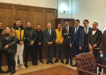 سفير مصر في موسكو يلتقي مجموعة من المواطنين الذين غادروا أوكرانيا عبر الأراضي الروسية