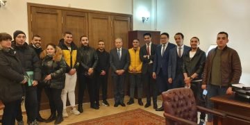 سفير مصر في موسكو يلتقي مجموعة من المواطنين الذين غادروا أوكرانيا عبر الأراضي الروسية