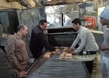 ضبط طن من الدقيق الحر و 250 كرتونة زيت طعام بدون فواتير