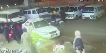 شارع العشرين بفيصل يشهد حادث مؤسف  لسيارة تدهس عدداً من المواطنين وفرار صاحبها