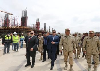 وزير التعليم العالى ورئيس جامعة القاهرة ورئيس الهيئة الهندسية للقوات المسلحة يتفقدون أعمال إنشاء المعهد القومي الجديد للأورام