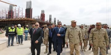 وزير التعليم العالى ورئيس جامعة القاهرة ورئيس الهيئة الهندسية للقوات المسلحة يتفقدون أعمال إنشاء المعهد القومي الجديد للأورام