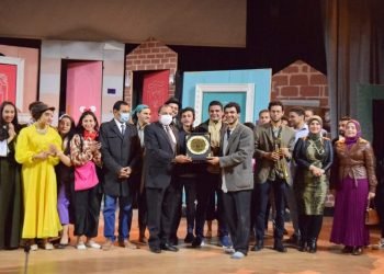 رئيس جامعة بنى سويف يشهد العرض المسرحي “الترومبيت”