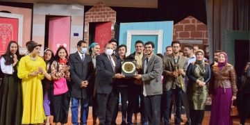 رئيس جامعة بنى سويف يشهد العرض المسرحي “الترومبيت”