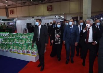 مدبولي يطمئن على وجود تخفيضات وعروض وأسعار مميزة تلبي مختلف احتياجات المواطنين