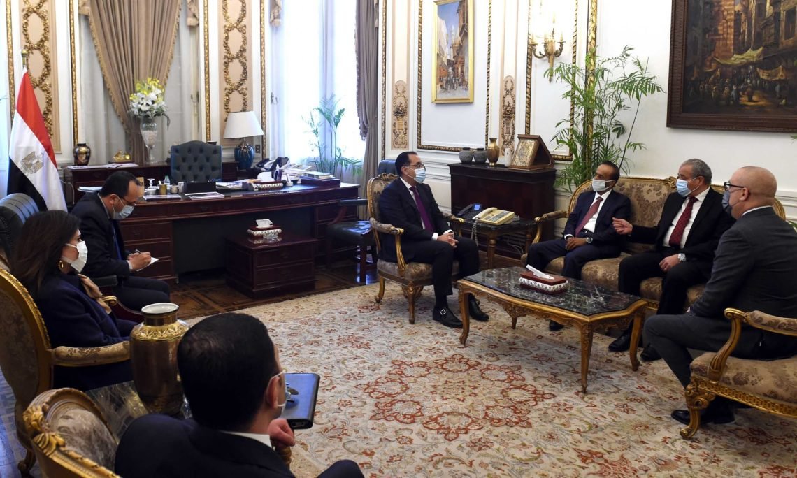 مستثمر إماراتى يعرض إقامة مشروعات فى قطاع التجزئة والاستثمار فى المناطق اللوجيستية